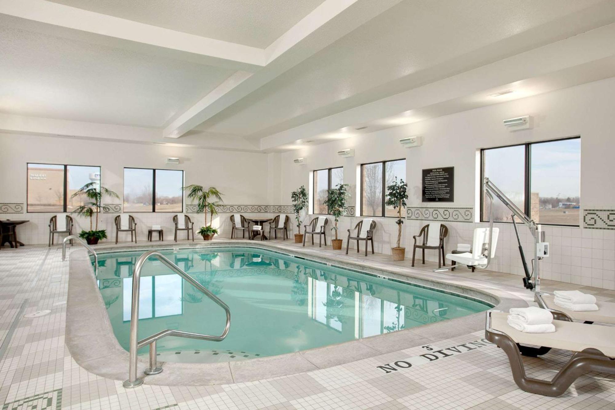 Hampton Inn & Suites Addison Exteriör bild