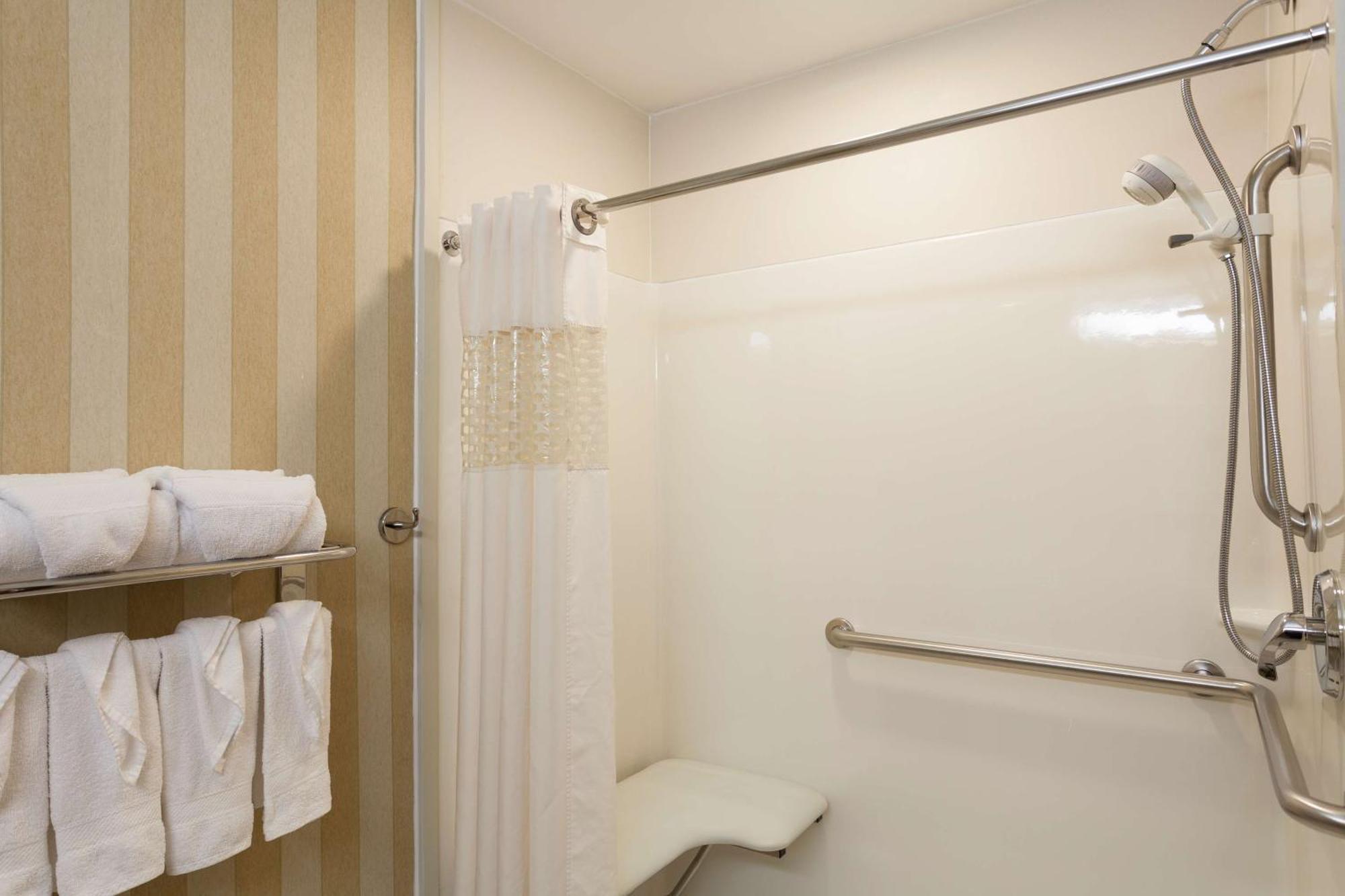 Hampton Inn & Suites Addison Exteriör bild