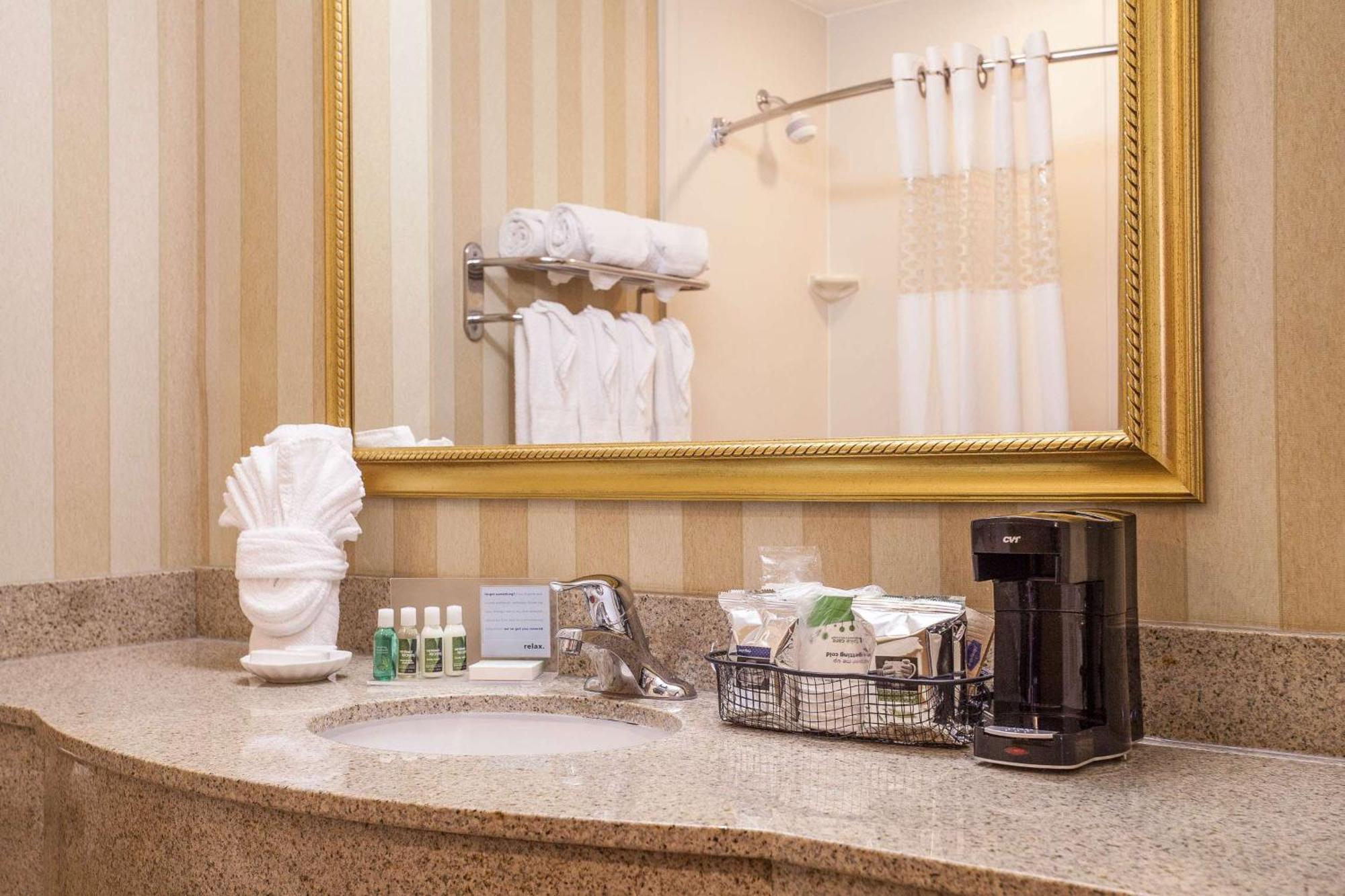 Hampton Inn & Suites Addison Exteriör bild