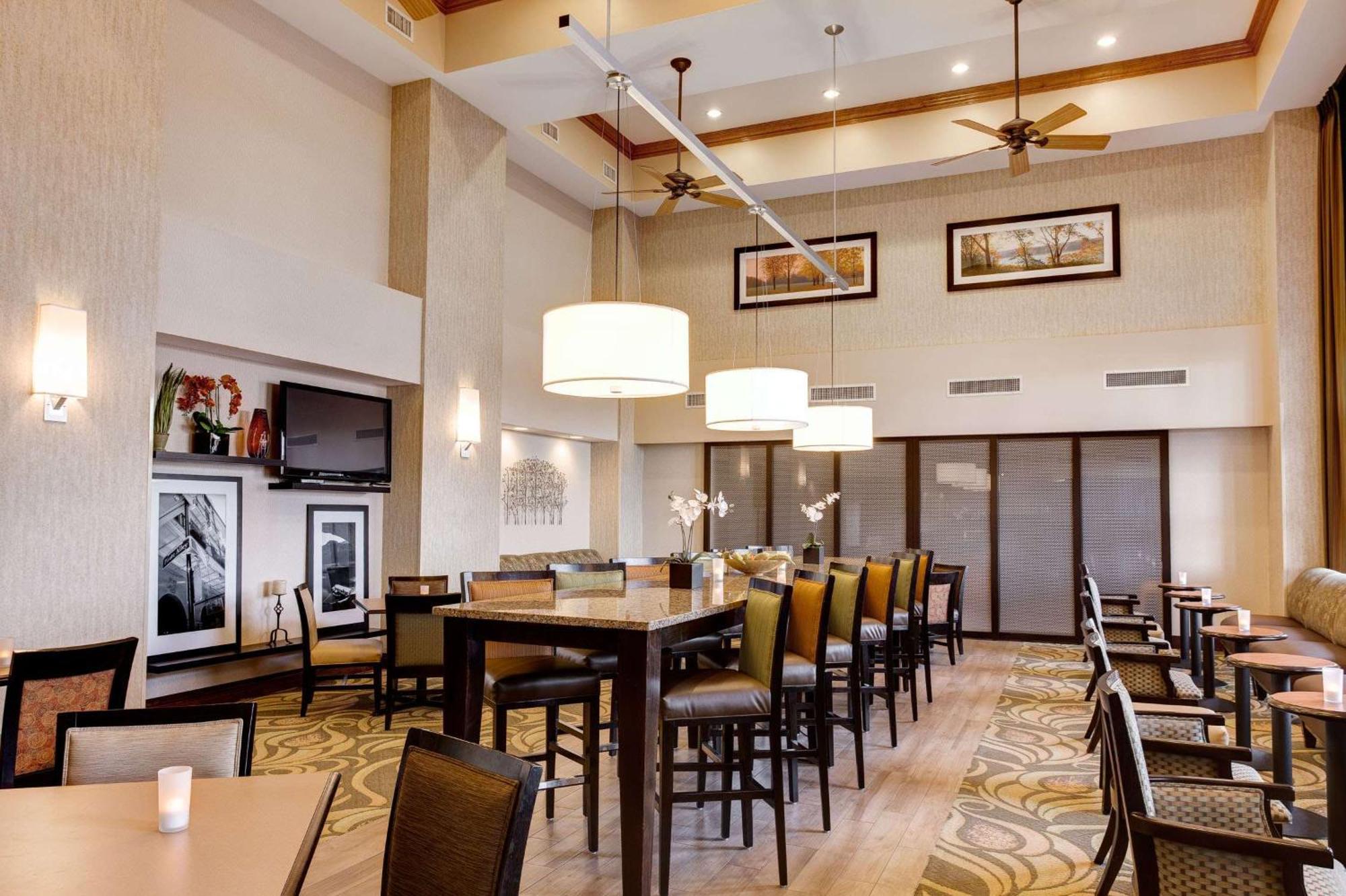 Hampton Inn & Suites Addison Exteriör bild